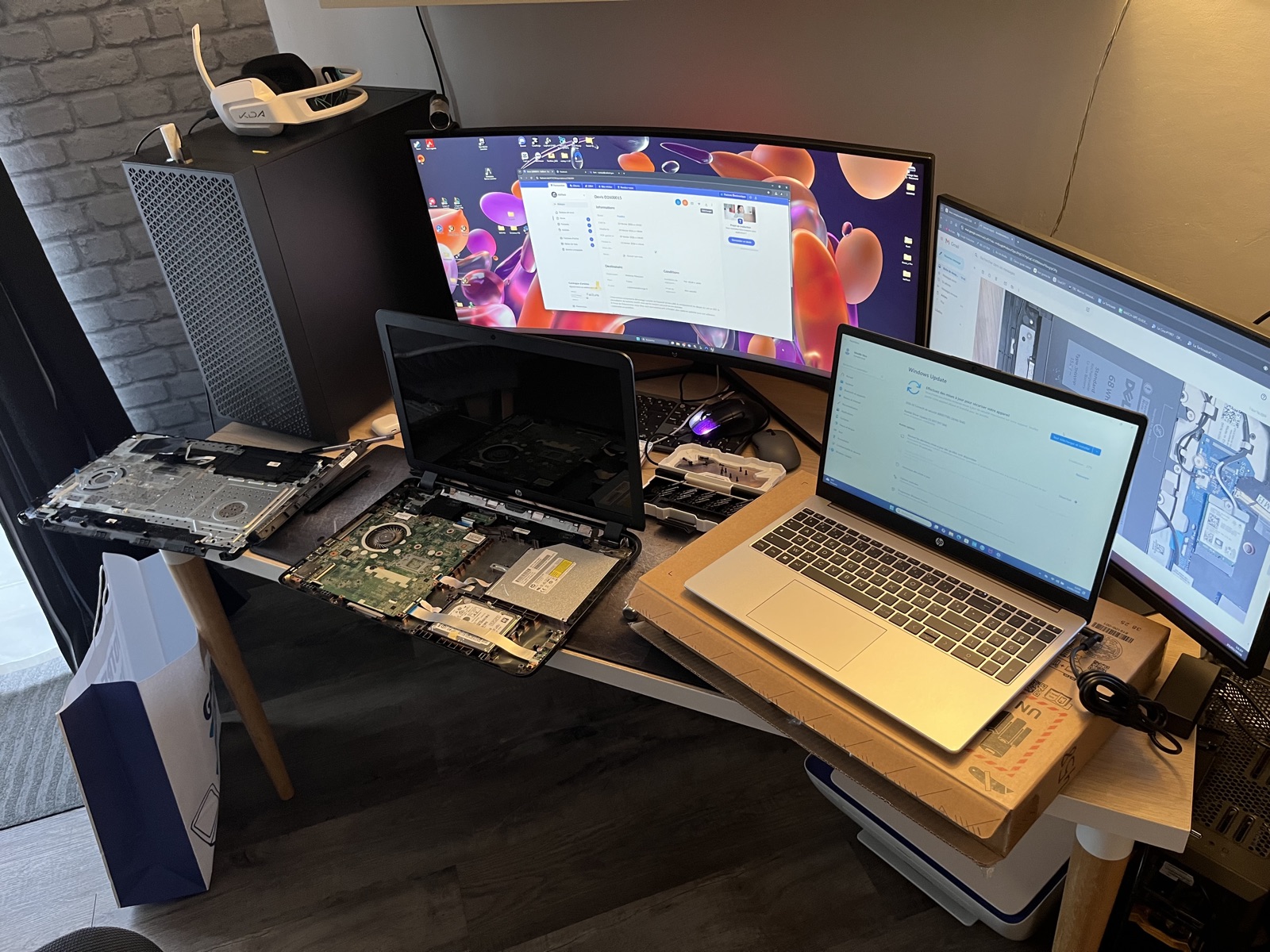 Atelier Valitech · setup multi-écrans avec PC portable en réparation