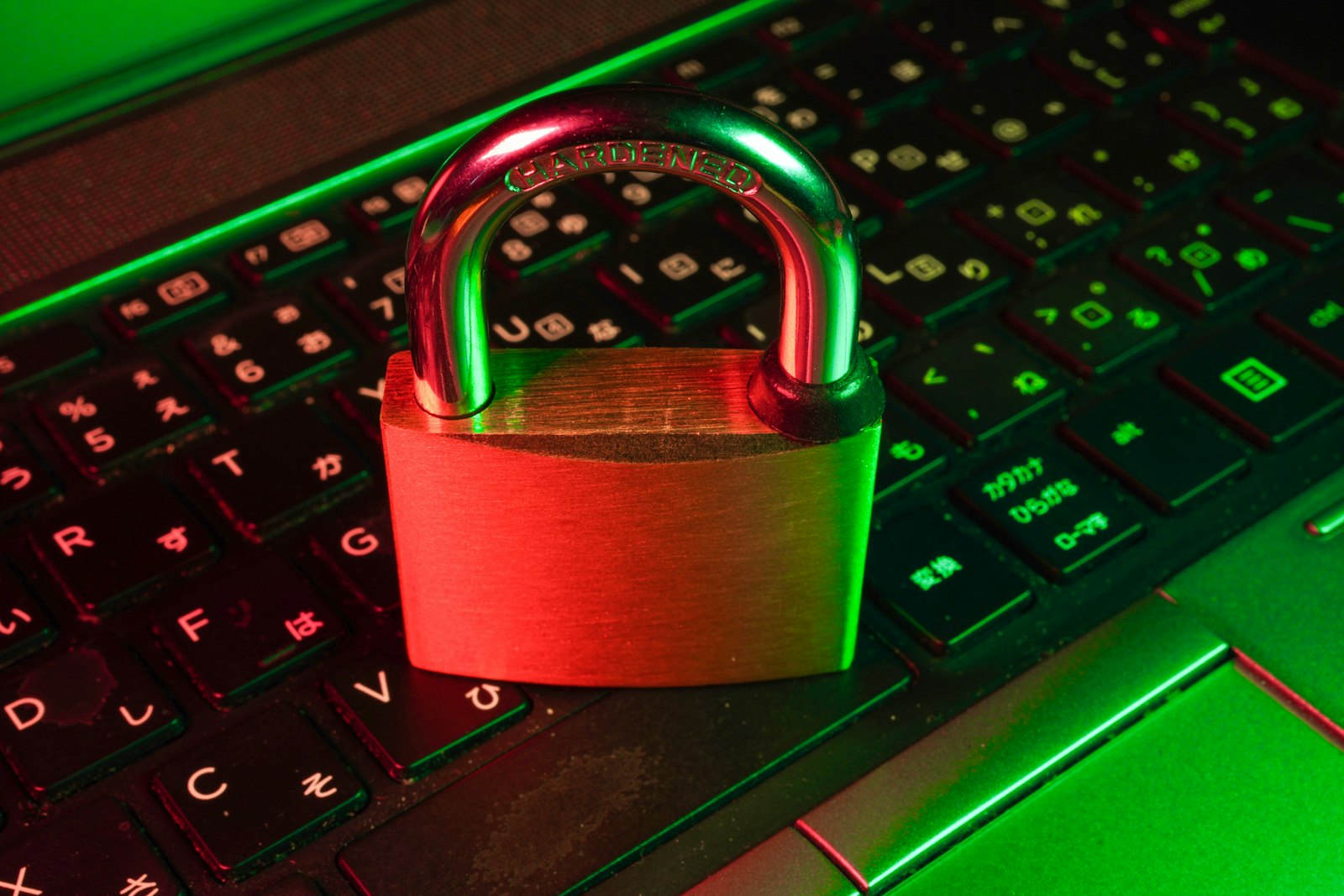 Sécurité informatique · cadenas sur clavier
