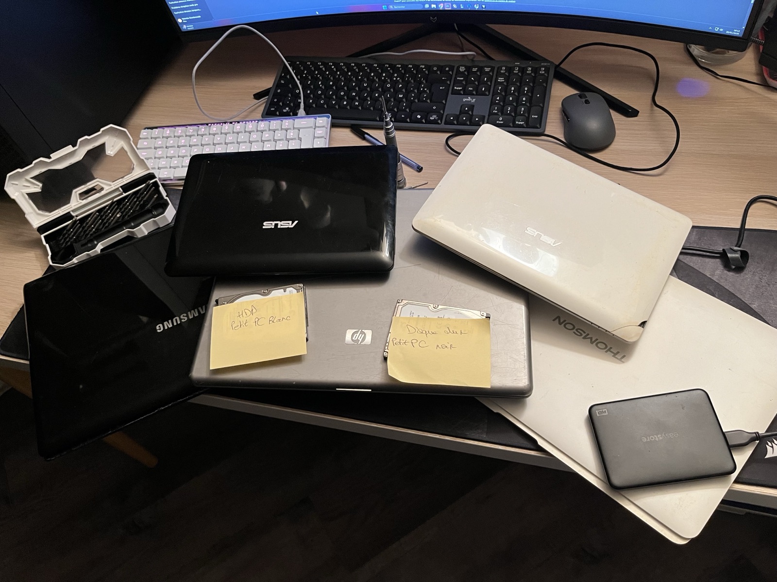 Plusieurs PC portables côte à côte